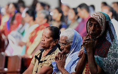 Christian devotees pray during a Christmas mass in Colombo on December 25, 2016.  (AFP PHOTO / Ishara S. KODIKARA)