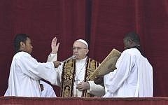 Pope Francis (C) blesses from the balcony of St Peter's basilica during the traditional "Urbi et Orbi" Christmas message to the city and the world, on December 25, 2016 at St Peter's square in Vatican. (AFP PHOTO / ANDREAS SOLARO)