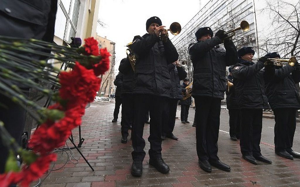 The Russian police orchestra pays tribute to counterparts from the Red Army Choir in Moscow on December 26, 2016, a day after plane carrying dozens of choir members crashed en route to Syria. (AFP PHOTO/Natalia KOLESNIKOVA)