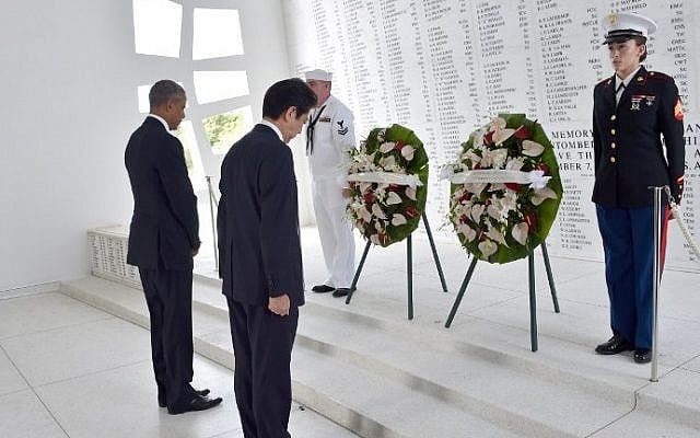 US President Barack Obama(L) and Japanese Prime Minister Shinzo Abe place wreaths at the USS Arizona Memorial December 27, 2016 at Pearl Harbor in Honolulu, Hawaii. (AFP PHOTO / Nicholas Kamm)