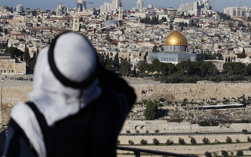 A Palestinian man looks out at the Dome of the Rock on the Temple Mount in the Old City of Jerusalem on December 29, 2016. (AFP PHOTO/AHMAD GHARABLI) A Palestinian man looks out at the Dome of the Rock on the Temple Mount in the Old City of Jerusalem on December 29, 2016. (AFP PHOTO/AHMAD GHARABLI)