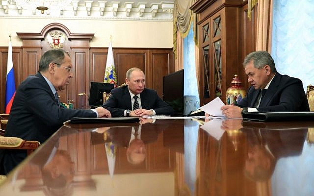 Russian President Vladimir Putin speaks with Defense Minister Sergei Shoigu, right, and Foreign Minister Sergei Lavrov, left, during their meeting at the Kremlin in Moscow on December 29, 2016. (AFP / Sputnik / Michael Klimentyev)