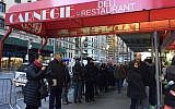 People line up to get into the Carnegie Deli December 30, 2016 in New York. The deli will close after 79 years of service on December 30. (AFP/Catherine Triomphe)