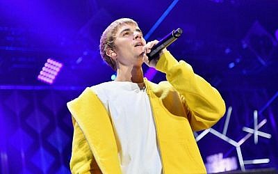Singer Justin Bieber performs onstage on December 2, 2016 in Los Angeles, California.   (Mike Windle/Getty Images for iHeartMedia/AFP)