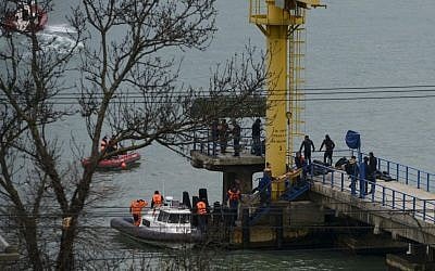 Russian rescue workers collect wreckage from the crashed plane at a pier just outside Sochi, Russia, December 25, 2016. (AP/Viktor Klyushin)