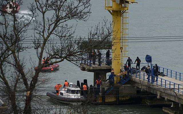 aptopix-russia-milita_horo Russian rescue workers collect wreckage from the crashed plane at a pier just outside Sochi, Russia, December 25, 2016. (AP/Viktor Klyushin)