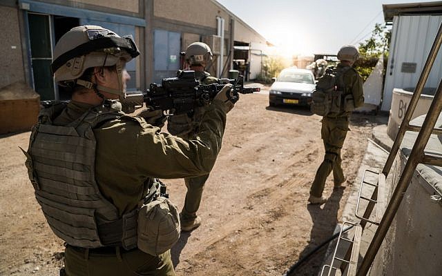Members of the IDF's Eilat Counterterrorism Unit in a training exercise on December 9, 2016. (IDF Spokesperson's Unit)