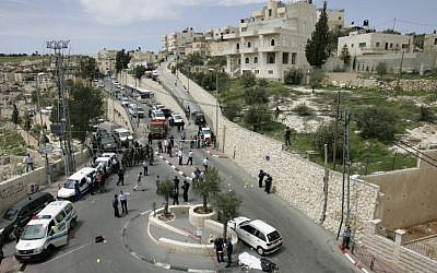 Israeli police officers stand near the body of a Palestinian in Arab East Jerusalem's Sur Baher neighborhood April 7, 2009. (Credit: Kobi Gideon / FLASH90) 