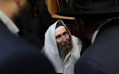 Haredi r Jewish leader Rabbi Aharon Leib Shteinman, seen in his home, in the ultra-Orthodox Jewish neighborhood of Bnei Brak. January 22, 2015. (Yaakov Naumi/Flash90)