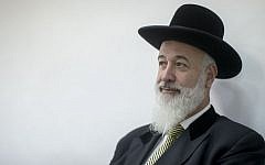 Former chief rabbi of Israel Yona Metzger at the Jerusalem District Court during his corruption trial on July 21, 2016. (Yonatan Sindel/Flash90)