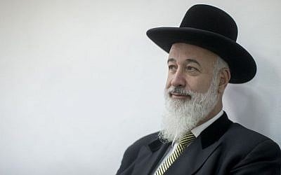 Former chief rabbi of Israel Yona Metzger at the Jerusalem District Court during his corruption trial on July 21, 2016. (Yonatan Sindel/Flash90)