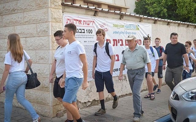 Israeli students arrive to their first day of school at "Shabach Mofat" school in Tel Aviv on September 1, 2016. (Flash90) Israeli students arrive to their first day of school at "Shabach Mofat" school in Tel Aviv on September 1, 2016. (Flash90)
