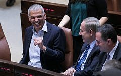 Prime Minister Benjamin Netanayhu (center) and Finance Minister Moshe Kahlon (left) during a Knesset session on December 5, 2016. (Yonatan Sindel/Flash90)