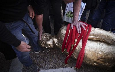 The golden statue of Prime Minister Benjamin Netanyahu is taken down at Rabin square in Tel Aviv, December 6, 2016. (Miriam Alster/Flash90)