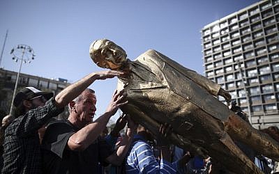 The golden statue of Prime Minister Benjamin Netanyahu is taken down at Rabin Square in Tel Aviv, December 6, 2016. (Miriam Alster/Flash90)
