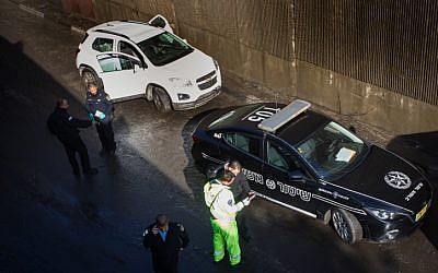 Police examine the vehicle that was stuck in a flood earlier today in a tunnel in Haifa, where a 74-year-old man was trapped and died, on December 13, 2016. (Basel Awidat/Flash90)