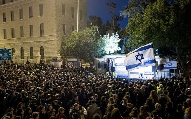 Right wing activists protest in Jerusalem against the planned evacuation of Amona on December 13, 2016. (Yonatan Sindel/Flash90)