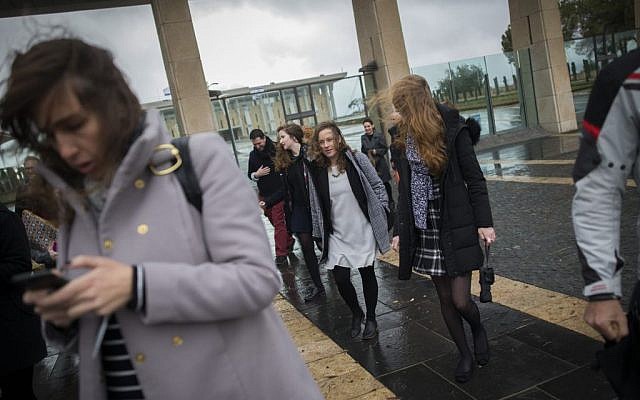 Knesset staffers protest against the dress code in the Knesset, the Israeli Parliament in Jerusalem, December 14, 2016. (Yonatan Sindel/Flash90) Knesset staffers protest against the dress code in the Knesset, the Israeli Parliament in Jerusalem, December 14, 2016. (Yonatan Sindel/Flash90)