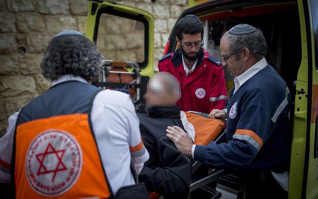 Magen David Adom medics evacuate a police officer wounded in a stabbing attack in Jerusalem on December 14, 2016. (Photo by Yonatan Sindel/Flash90)