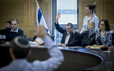 Finance Committee chairman Moshe Gafni and MK Rachel Azaria vote at the Finance committee, during a vote on the 2017-2018 state budget, at the Knesset on December 19, 2016. (Yonatan Sindel/Flash90)