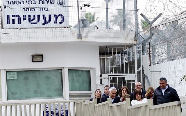Former president Moshe Katsav walks with his wife Gila and supporters after his release from Ma'asiyahu Prison, where he served five years of a seven-year rape sentence, on December 21, 2016. (Photo by Aloni Mor/Flash90)