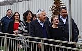 Former president Moshe Katsav walks with his wife Gila, after his release from Ma'asiyahu Prison, where he served five years of a seven-year rape sentence, on December 21, 2016. (Photo by Aloni Mor/Flash90)