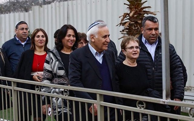 Former president Moshe Katsav walks with his wife Gila, after his release from Ma'asiyahu Prison, where he served five years of a seven-year rape sentence, on December 21, 2016. (Photo by Aloni Mor/Flash90)