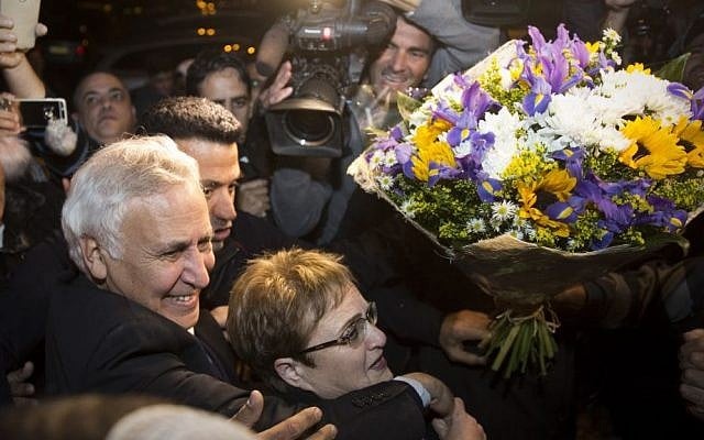 Former Israeli president Moshe Katsav arrives to his home with his wife Gila, after being released from Ma'asiyahu Prison where he served his sentence, in Kiryat Malachi, December 21, 2016. (Hadas Parush/Flash90)