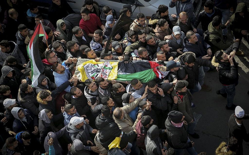 Palestinian mourners carry the body of Ahmad al-Kharoubi, 19, who was shot dead during clashes with IDF soldiers, during his funeral in the West Bank city of Ramallah on December 22, 2016. (Photo by FLASH90)
