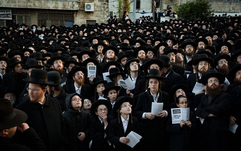 Thousands of ultra-Orthodox Jewish men protest in Jerusalem over what they say is the desecration of synagogue in Arad on December 22, 2016. (Photo by Sebi Berens/Flash90)