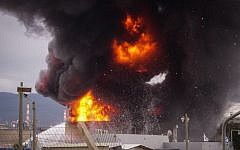 View of a fire that broke out at an oil refinery complex in Haifa, northern Israel, December 25, 2016. (Meir Vaaknin/Flash90)