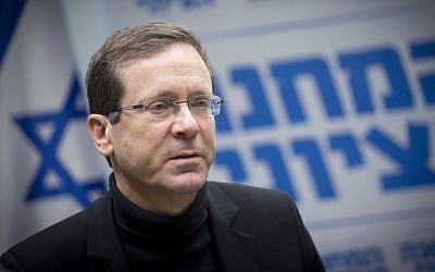 Zionist Union leader Isaac Herzog leads a faction meeting in the Knesset on December 26, 2016 (Miriam Alster/Flash90)