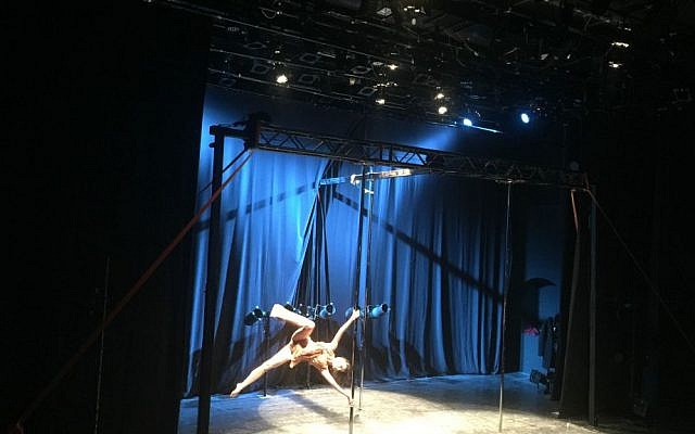 The 'Scarecrow' in Pole Show Jerusalem's Sunday night, December 4 rendition of 'The Wizard of Oz' (Jessica Steinberg/Times of Israel) The 'Scarecrow' in Pole Show Jerusalem's Sunday night, December 4 rendition of 'The Wizard of Oz' (Jessica Steinberg/Times of Israel)