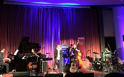 Rickie Lee Jones charming the audience at the Israel Museum during the Jerusalem Jazz Festival, December 14, 2016 (Jessica Steinberg/Times of Israel)