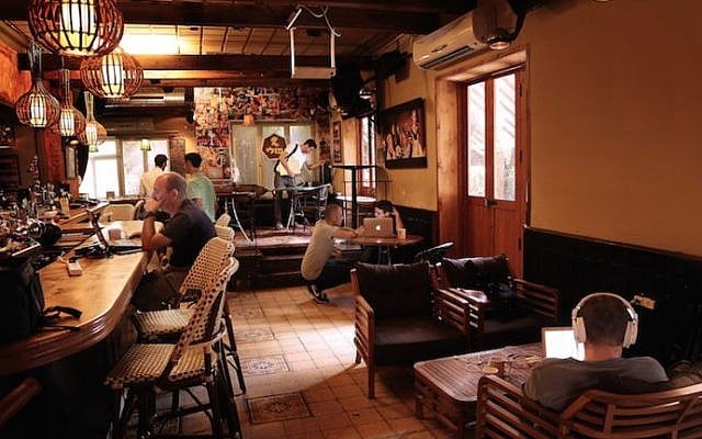 Israelis working at the Pub Hub at Polly Bar in Tel Aviv, November 2016. (Noi Arkobi) 