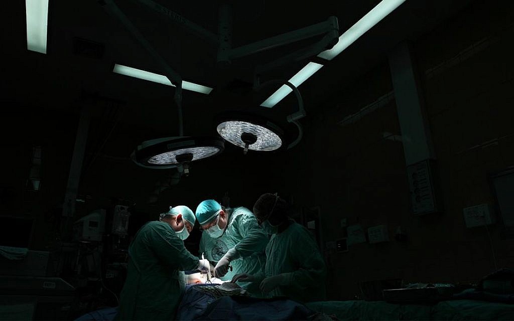 Illustrative photo of doctors in an operating room at a hospital in Jerusalem. (Yaakov Naumi/Flash90) Illustrative photo of doctors in an operating room at a hospital in Jerusalem. (Yaakov Naumi/Flash90)