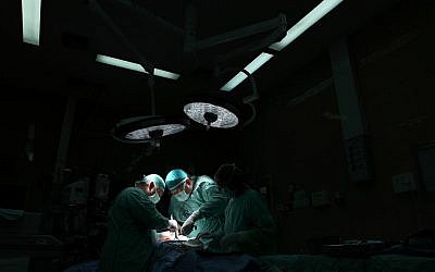 Illustrative photo of doctors in an operating room at a hospital in Jerusalem. (Yaakov Naumi/Flash90)