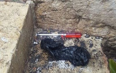 Screwdriver used to stab a police officer near the Lions' Gate in Jerusalem's Old City on December 14, 2016. (Israel Police)