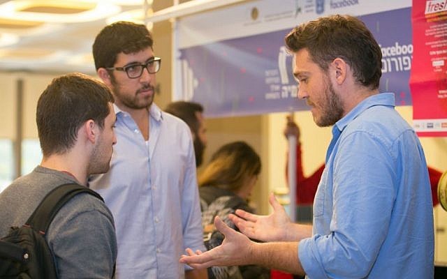 Fresh.fund co-founder Zaki Djemal, right, talking to students (Courtesy: Keren Rosenberg) 