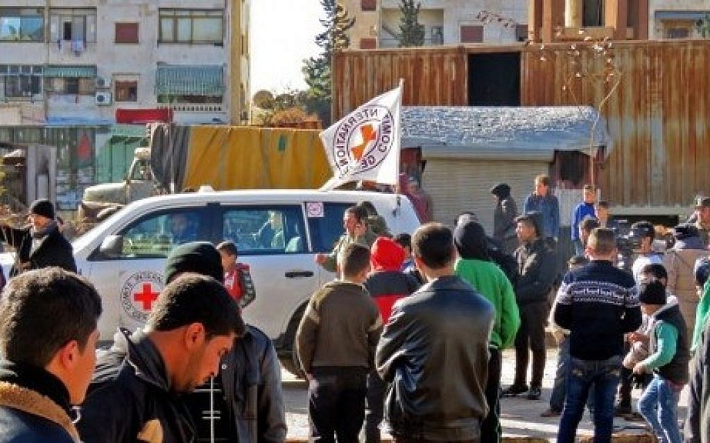 A vehicle of the International Red Cross is seen in the embattled city of Aleppo before the start on an evacuation operation of rebel fighters and their families from rebel-held areas on December 15, 2016.
/ AFP PHOTO / STRINGER A vehicle of the International Red Cross is seen in the embattled city of Aleppo before the start on an evacuation operation of rebel fighters and their families from rebel-held areas on December 15, 2016.
/ AFP PHOTO / STRINGER