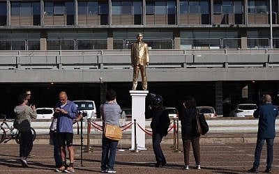 Israelis look at the golden statue of Prime Minister Benjamin Netanyahu displayed at Rabin square in Tel Aviv. December 6, 2016. Photo by Miriam Alster/Flash90