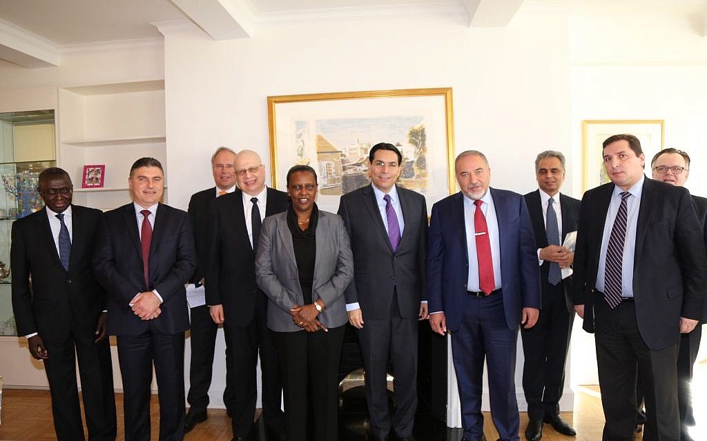 Defense Minister Avigdor Liberman, fourth right, and Israel envoy to the UN Danny Danon, fifth left, meeting with UN envoys from around the world in New York December 1, 2016. (courtesy)