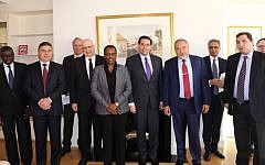 Defense Minister Avigdor Liberman, fourth from right, and Israeli ambassador to the UN Danny Danon, fifth from right, meet with a number of foreign diplomats at the United Nations, December 1, 2016.