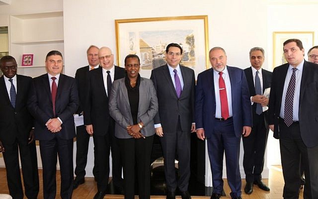 Defense Minister Avigdor Liberman, fourth from right, and Israeli ambassador to the UN Danny Danon, fifth from right, meet with a number of foreign diplomats at the United Nations, December 1, 2016. Defense Minister Avigdor Liberman, fourth from right, and Israeli ambassador to the UN Danny Danon, fifth from right, meet with a number of foreign diplomats at the United Nations, December 1, 2016.