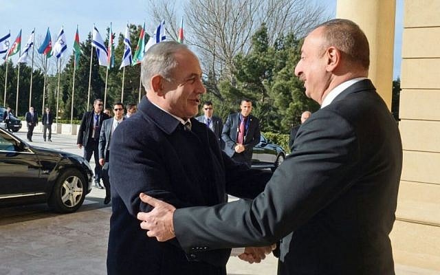 Prime Minister Benjamin Netanyahu (L) is greeted by Azerbaijan President Ilham Aliyev at Baku’s Zagulba Palace on December 13, 2016. (Haim Zach/GPO)