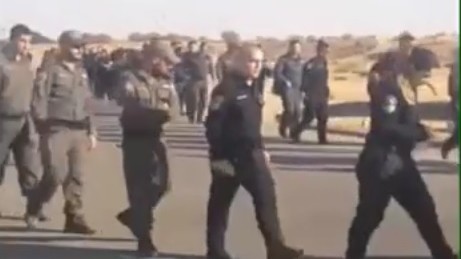 Soldiers and Border Police troops participate in a training exercize at the Tze'elim IDF base in southern Israel ahead of the High Court-mandated ruling to evacuate the West Bank outpost of Amona on December 25, 2016. (Screenshot/Channel 2) Soldiers and Border Police troops participate in a training exercize at the Tze'elim IDF base in southern Israel ahead of the High Court-mandated ruling to evacuate the West Bank outpost of Amona on December 25, 2016. (Screenshot/Channel 2)