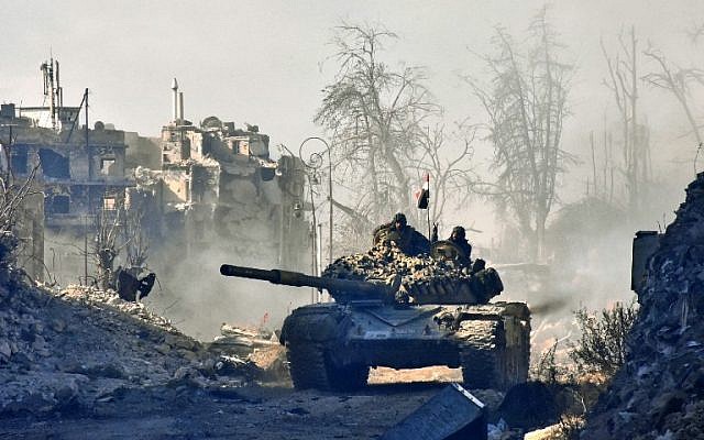 Syrian pro-government forces maneuver a tank in the newly-retaken area of Sahat al-Melh and Qasr al-Adly in Aleppo's Old City on December 8, 2016 (AFP PHOTO / GEORGE OURFALIAN) Syrian pro-government forces maneuver a tank in the newly-retaken area of Sahat al-Melh and Qasr al-Adly in Aleppo's Old City on December 8, 2016 (AFP PHOTO / GEORGE OURFALIAN)
