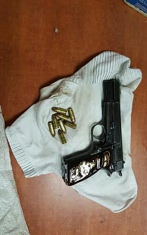 Pistol and bullets captured by Israeli security forces in the West Bank city of Hebron on Sunday, December 4, 2016. (Israel Police Spokesperson)