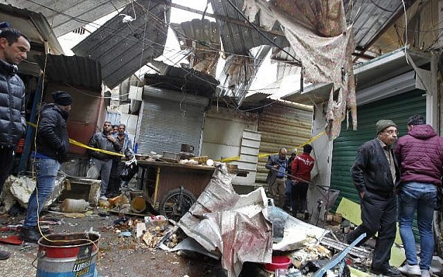 Iraqis look at the aftermath following a double bomb attack in a busy market area in Baghdad's central al-Sinek neighbourhood, December 31, 2016. (AFP/SABAH ARAR) Iraqis look at the aftermath following a double bomb attack in a busy market area in Baghdad's central al-Sinek neighbourhood, December 31, 2016. (AFP/SABAH ARAR)