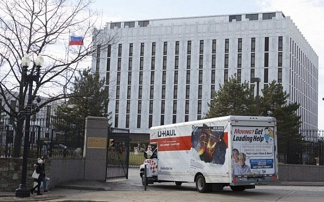 A moving truck enters the Russian Embassy in Washington DC, on December 31, 2016. (AFP PHOTO / CHRIS KLEPONIS)